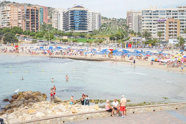 Benidorm, Espagne, 16 Juin, 2019 : Les gens profitent d'une journée ensoleillée sur la plage de Finestrat. Mode de vie sain — Photo