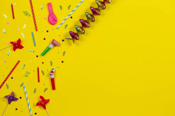 Украшения на день рождения на желтом фоне, вид сверху — стоковое фото