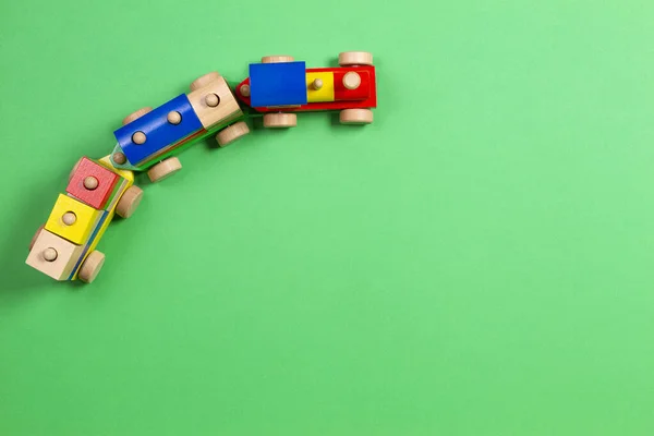 Açık yeşil arka planda renkli blokları olan tahta oyuncak treni. Üst görünüm — Stok fotoğraf