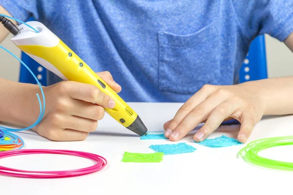 Manos de niño creando con la impresión 3D pluma nuevo objeto — Foto de Stock