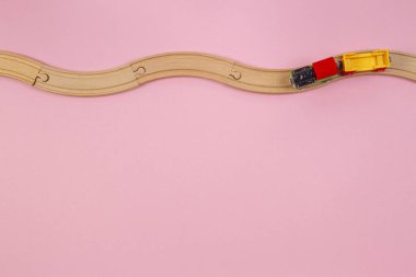 Oyuncak tren ve ahşap raylar Pastel pembe arka planda