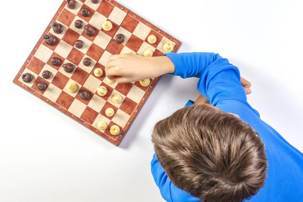 Малюк грає в шахи на шахівниці. Вид зверху — стокове фото