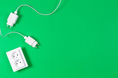 Beyaz elektrik prizi ve açık yeşil arka planda elektrik prizleri. Üst görünüm