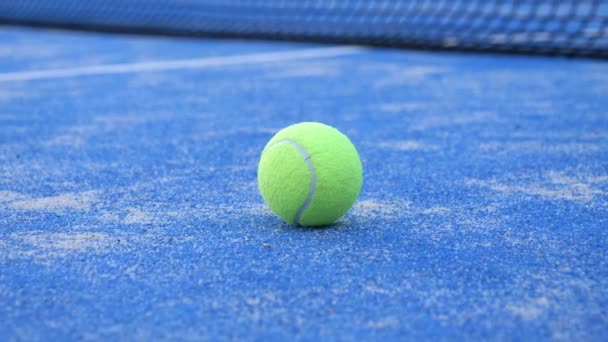 Une balle de padel de tennis sur le court près du filet, entraînement en plein air, mode de vie sain et sportif, gros plan — Video