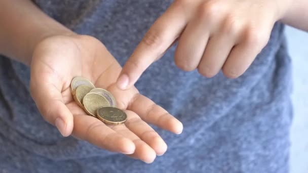 Niño contando monedas de euro en sus manos. Un niño ahorrando dinero. Niño contando sus ahorros — Vídeos de Stock