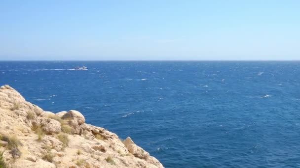 Vista al pequeño barco pesquero de arrastre en el Mar Mediterráneo, España — Vídeo de stock