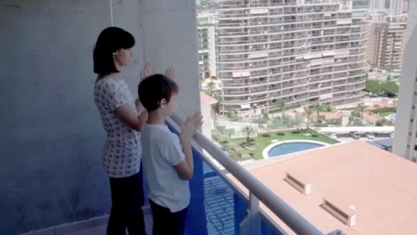 Les gens applaudissent depuis le balcon pour soutenir le personnel médical, les travailleurs de la santé, les médecins, les infirmières pendant la pandémie de coronavirus en Espagne — Video