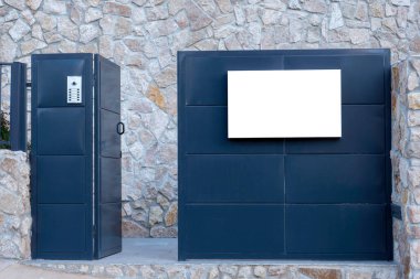 Model yap. Boş bilgi panosu, yerleşim yerinin yakınındaki siyah metal bir kapıda işaret levhası.