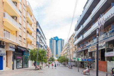 Benidorm, İspanya, 14 Haziran 2020: Benidorm 'da insanlar alışveriş caddesinde yürüyor. İspanya 'daki Coronavirüs salgınının ardından popüler İspanyol tatil beldesi