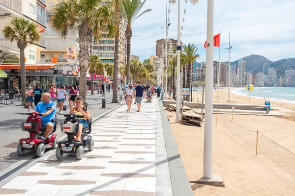 Benidorm, Espagne, 14 juin 2020 : Les gens profitent d'une journée ensoleillée sur la promenade de la plage de Benidorm Levante. Station populaire espagnole après le confinement pandémique de Coronavirus — Photo