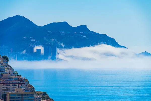 Akdeniz 'den Benidorm şehrine sisli bir görüntü geliyor — Stok fotoğraf