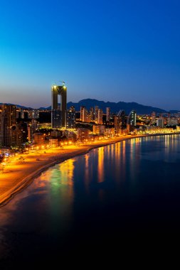 Benidorm şehir manzarası geceleri yukarıdan, Alicante vilayeti, İspanya