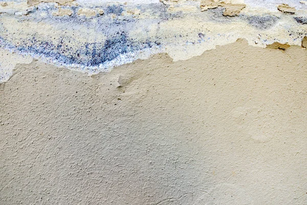 Textura de fondo de pared pintada envejecida. Pared de yeso pelada sucia blanca con la caída de escamas de pintura . — Foto de Stock