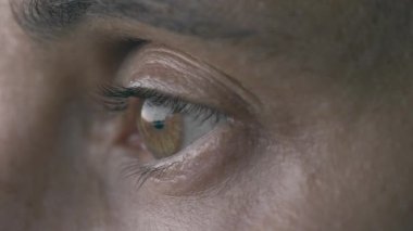 Kameranın yanına bakan olgun kahverengi gözlü kadına yaklaş.