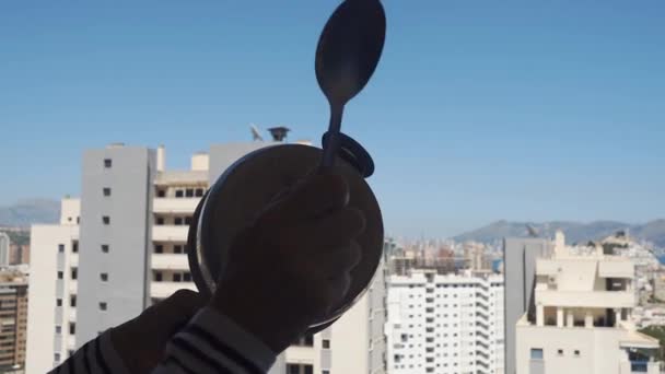 Protest against the government measures. Banging pots and pans from the windows and balconies in Spain. Woman hands bangs with pot and spoon on balcony — Stock Video