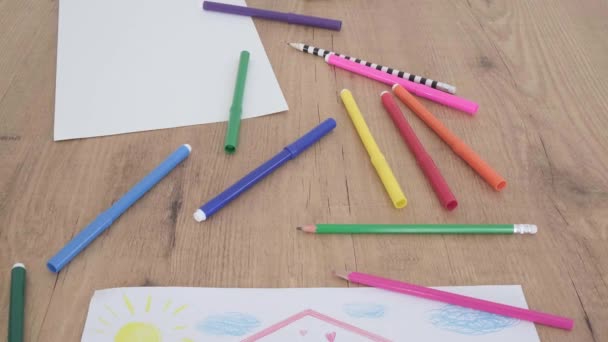 Campaña de redes sociales para la prevención del coronavirus pandémico covid-19. Dibujo infantil con lápices de colores durante la cuarentena en casa. Dibujo con mensaje de inscripción Quédate en casa — Vídeo de stock