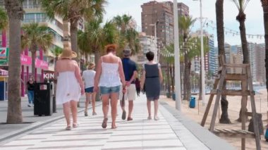 Benidorm, İspanya, 14 Haziran 2020: İnsanlar Benidorm Levante sahilinde güneşli bir günün tadını çıkarıyorlar. Coronavirus salgınından sonra popüler İspanyol tatil beldesi