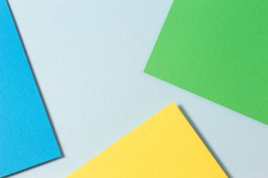 Soyut renk kağıtları geometri düz kompozisyon arkaplan mavi, sarı ve yeşil renk tonlarıyla