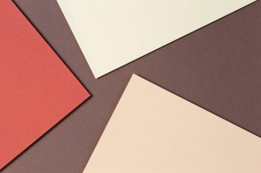 Bej, mercan ve kahverengi tonlu soyut renk kağıtları geometri kompozisyonu