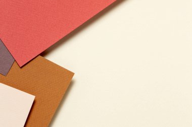 Toprak tonunda soyut geometrik kağıt arka plan. Toprak tonlarının çoğu kil toprak pigmentlerinden gelmektedir. Kum, toprak ve sienna gibi..