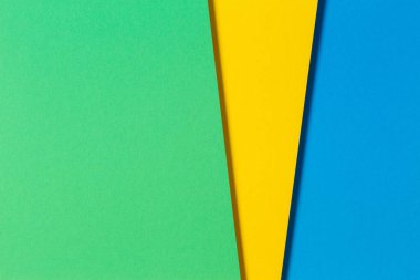Soyut renk kağıtları geometri düz kompozisyon arkaplan mavi, sarı ve yeşil renk tonlarıyla
