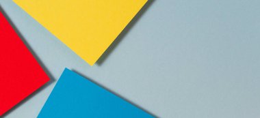 Soyut renk kağıtları geometri düz kompozisyon arkaplan mavi, sarı ve kırmızı renk tonlarıyla