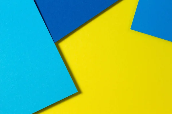 Astratto colori carta geometria piatto laici composizione sfondo con toni blu e giallo — Foto Stock