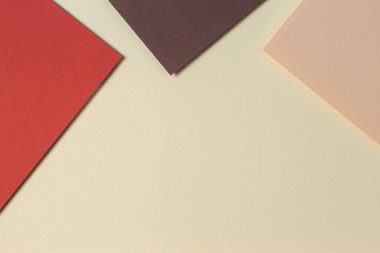 Toprak tonlarında soyut geometrik kağıt arka plan. Bej, mercan, kahverengi arkaplan