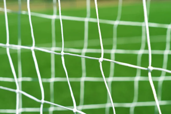 Κοντινό πλάνο του ποδοσφαίρου καθαρό γκολ με πράσινο γρασίδι φόντο — Φωτογραφία Αρχείου