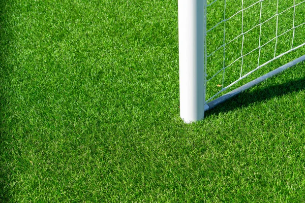 Close-up van voetbal voetbal poort met wit net en groen gras achtergrond — Stockfoto