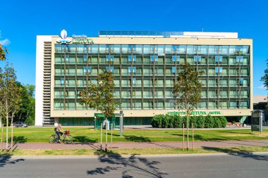 Druskininkai, Litvanya - 13 Ağustos 2020: Druskininkai şehri ve Druskininkai 'deki Grand Spa Lietuva otelinin modern binası
