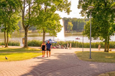 Druskininkai, Litvanya, 18 Ağustos 2020. İnsanlar Litvanya 'nın Druskininkai kentindeki Druskonis Gölü yakınlarında güneşli bir günün tadını çıkarıyorlar.