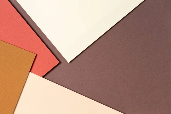 Papeles de color abstractos geometría composición fondo con tonos beige, coral y marrón —  Fotos de Stock