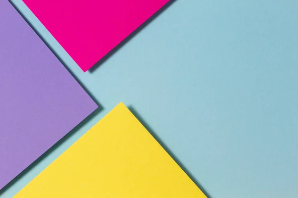 Αφηρημένη χρώμα χαρτιά γεωμετρία επίπεδη lay σύνθεση banner φόντο με μωβ, κίτρινο, ματζέντα και μπλε αποχρώσεις χρώματος — Φωτογραφία Αρχείου