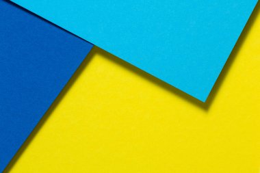 Soyut renk kağıtları geometri düz kompozisyon arka planı mavi ve sarı tonlarla