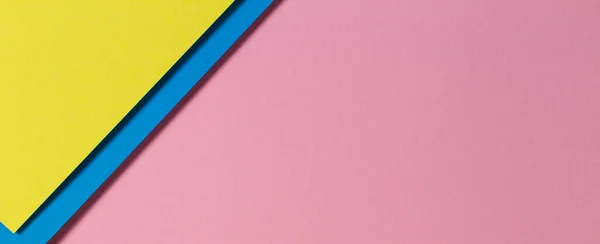Papeles de color abstractos geometría plano composición de fondo con tonos de color azul claro, amarillo y rosa pastel — Foto de Stock