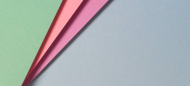 Soyut renk kağıtları geometri düz kompozisyon pankart arka planı yeşil, pembe, mor, mavi tonlu