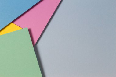Soyut renk kağıtları geometri düz kompozisyon arka planı mavi, yeşil, pembe, mor, sarı renk tonlarıyla