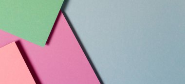 Soyut renk kağıtları geometri düz kompozisyon pankart arka planı yeşil, pembe, mor, mavi tonlu