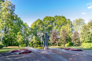 Druskininkai, Litvanya - 13 Ağustos 2020: Druskininkai 'deki ünlü Litvanyalı ressam ve besteci Mikalojus Konstantinas Ciurlionis anıtı