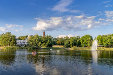 Druskininkai, Litvanya - 13 Ağustos 2020: Druskininkai şehrinin Druskonis gölünden görünüşü