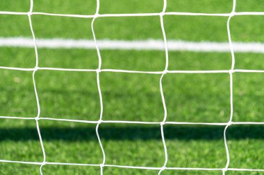 Yeşil çimen arka planlı futbol kalesine yaklaş