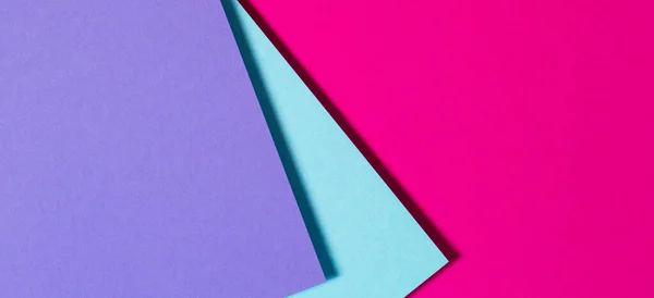 Abstrakt färg papper geometri platt låg sammansättning banner bakgrund med lila, blå och magenta färgtoner — Stockfoto