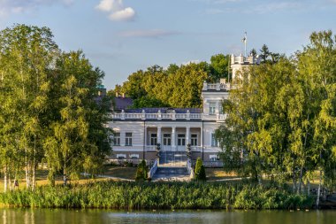 Druskininkai, Litvanya - 13 Ağustos 2020: Druskininkai Şehir Müzesi Druskonis Gölü 'nden