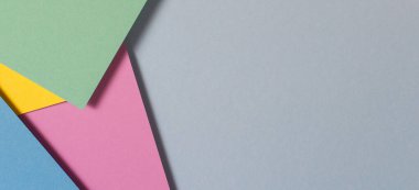 Soyut renk kağıtları geometri düz kompozisyon arka planı mavi, yeşil, pembe, mor, sarı renk tonlarıyla