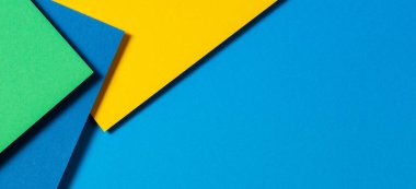 Soyut renk kağıtları geometri düz kompozisyon arkaplan mavi, sarı, yeşil renk tonlarıyla