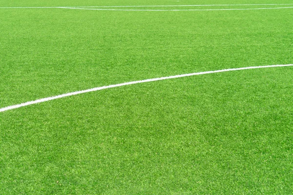 Groene kunstgras gras voetbal voetbalveld achtergrond met witte lijnen. Bovenaanzicht — Stockfoto
