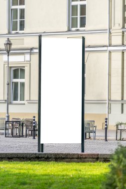 Eski şehir caddesindeki boş beyaz şehir reklam panolarının dikey reklam panolarının maketi.