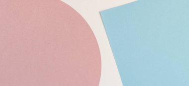 Soyut renkli kağıt dokusu arkaplanı. Pastel pembe, açık mavi ve beyaz renkte minimal geometrik şekiller ve çizgiler
