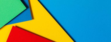 Soyut renk kağıtları geometri düz kompozisyon arkaplan mavi, sarı, yeşil ve kırmızı renk tonlarıyla
